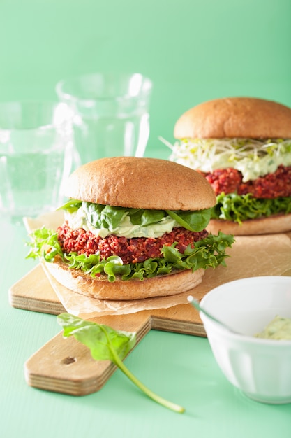 Veganer Rüben-Quinoa-Burger mit Avocado-Dressing