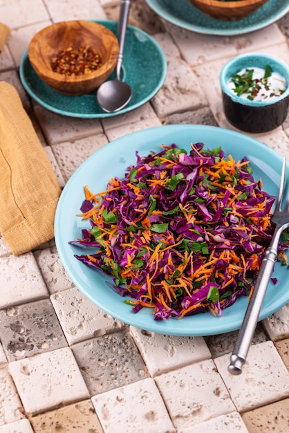 Veganer Salat aus Rotkohl