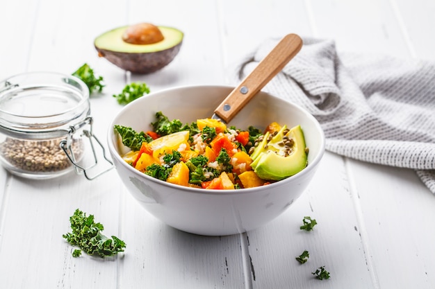 Veganer Salat mit Reis, Grünkohl, gebackenem Kürbis, Karotten und Avocado