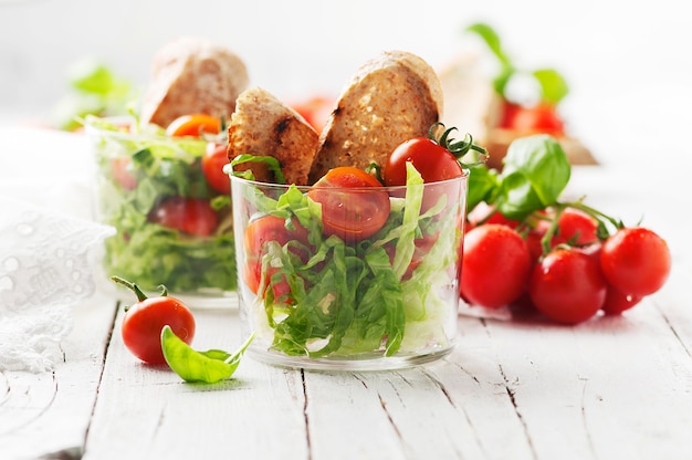 Veganer Salat mit Tomate und Brot