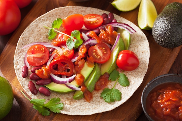 Veganer Taco mit Gemüse, Kidneybohnen und Salsa