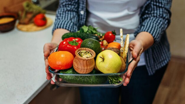 Foto veganer-veganer-diät-monat im januar aufklärung über veganismus, indem menschen ermutigt werden, einer