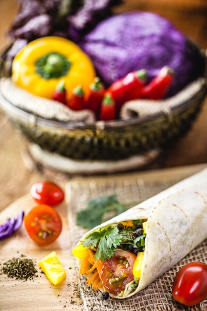 Veganer Wrap, hergestellt aus in indischem Brot gebackenem Gemüse, ganzen Nudeln ohne Milch, mit Gemüse auf der Oberfläche