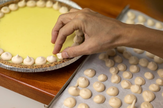 Foto veganer zitronenkuchen, garniert mit baiser