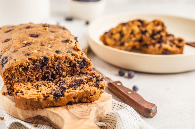 Veganes Blaubeerbrot (Kuchen). Sauberes Essen Konzept.