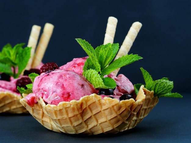 Veganes Eis mit Waldbeeren und Banane