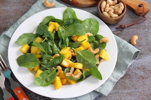 Veganes Essen Gesunder Salat mit Spinat-Mango-Pekannuss