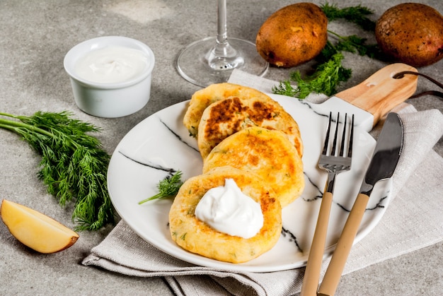 Veganes Essen. Käsekartoffelpüree Pfannkuchen, Schnitzel mit Dill und Sauerrahm