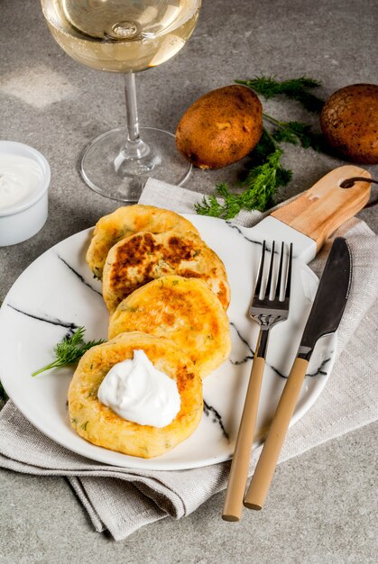 Veganes Essen. Käsekartoffelpüree Pfannkuchen, Schnitzel mit Dill und Sauerrahm