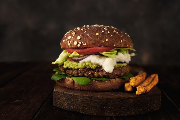 Veganes Essen. Köstliche Linsenburger auf dunklem rustikalem Hintergrund