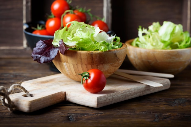 veganes Essen mit Tomaten und grünem Salat