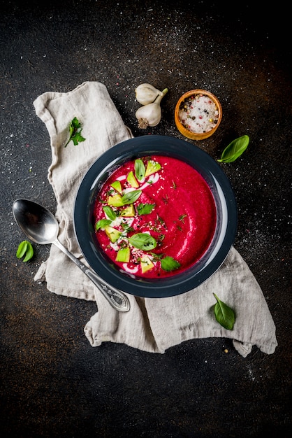 Veganes Essen, sommerkalte Rote-Bete-Gazpacho-Suppe mit Zitrone, Avocado und frischen Kräutern