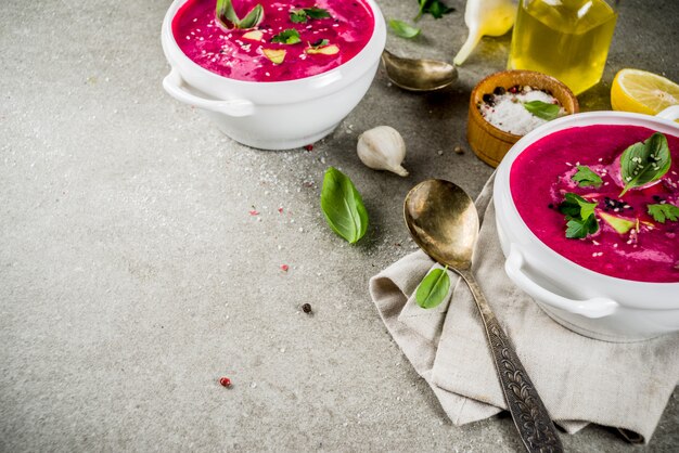 Veganes Essen, sommerkalte Rote-Bete-Gazpacho-Suppe mit Zitrone, Avocado und frischen Kräutern