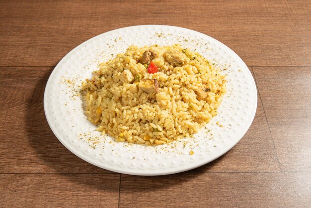 Veganes Essen veganes Risotto auf einem weißen Teller über Holz selektiver Fokus