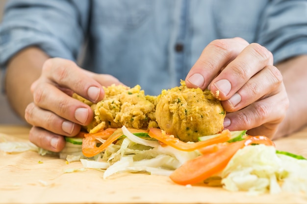 Veganes Fladenbrot-Sandwich mit Falafel zubereiten