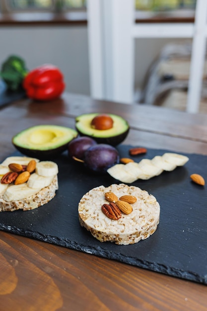 Veganes Reisbrot zum Frühstück mit Avocado und Pflaumen Gesunde Ernährung