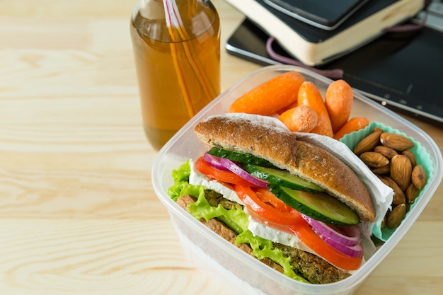 Veganes Sandwich in der Brotdose mit Karotten und Nüssen