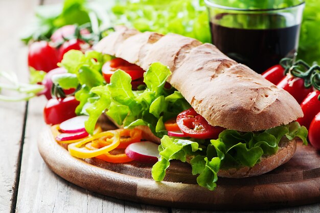 Veganes Sandwich mit Salat, Tomate und Radieschen