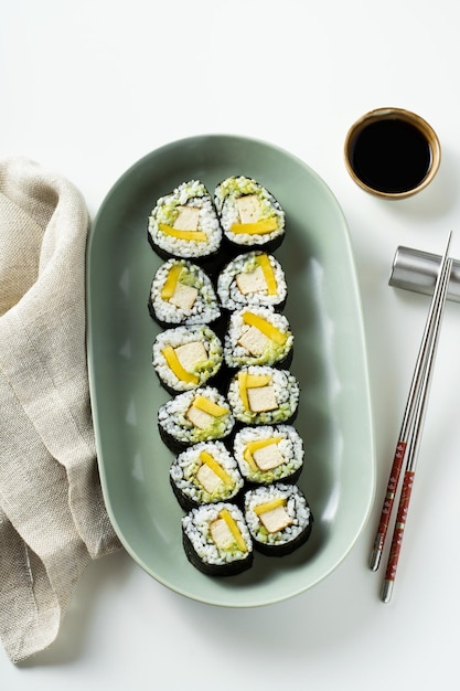 Foto veganes sushi mit tofu-avocado und mango. gesundes essen