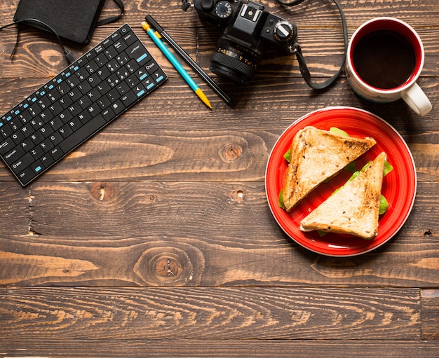 Veganes Vollkornsandwich mit verschiedenen Zutaten für eine gesunde Mahlzeit,