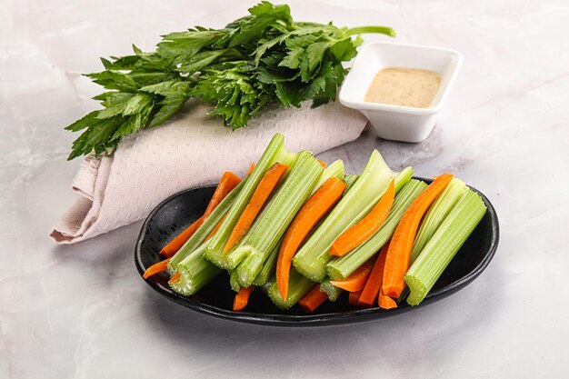 Veganische Küche Diät-Sellerie und Karotten Cticks Snack