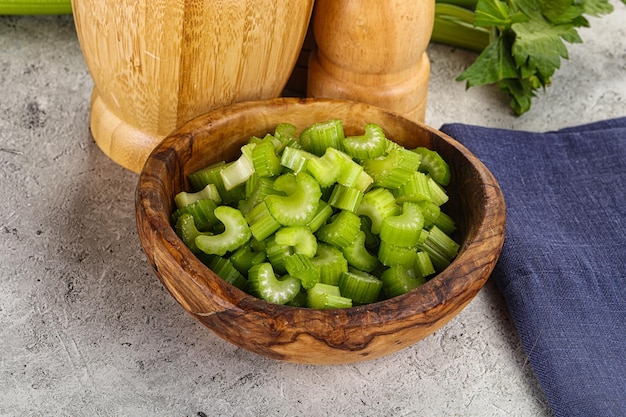 Veganische Küche Zelleristamm zum Kochen geschnitten