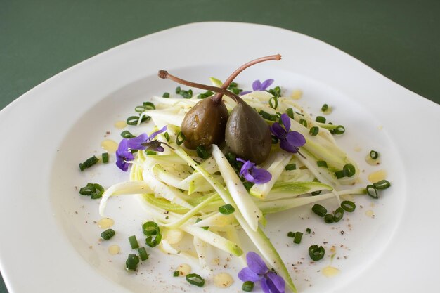 Veganische Mahlzeit aus Zucchini, Kapern, Gewürzen und Violetten Gesundes Lebensmittelkonzept Flachlage