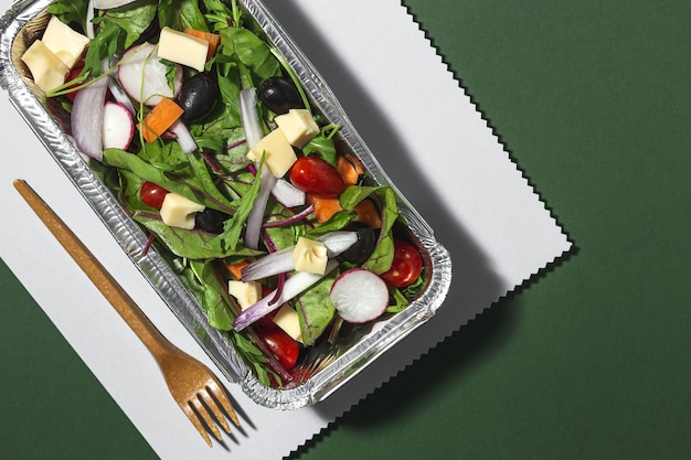 Vegano saudável Take away salada em recipiente de alumínio ou entrega de comida. De cima