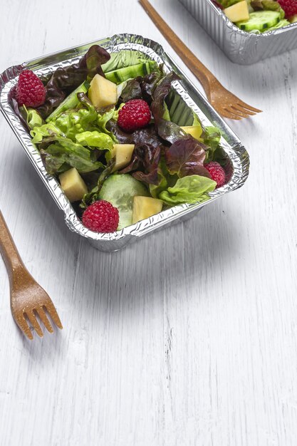 Vegano saudável Take away salada em recipiente de alumínio ou entrega de comida.