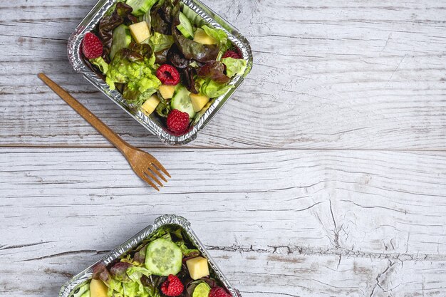 Vegano saudável Take away salada em recipiente de alumínio ou entrega de comida.