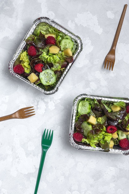 Vegano saudável Take away salada em recipiente de alumínio ou entrega de comida.