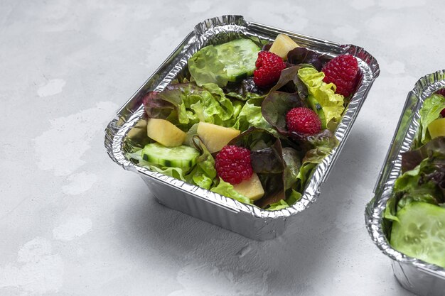 Vegano saudável Take away salada em recipiente de alumínio ou entrega de comida.