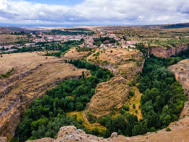 Foto vegetação no sopé das colinas que abrigam a vila medieval de sepulveda na espanha