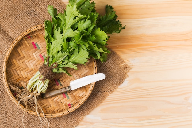 vegetación de mizuna en fondo de canasta y madera