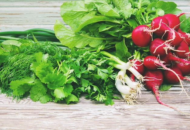 Vegetais caseiros diferentes no fundo de madeira branco. foco seletivo.