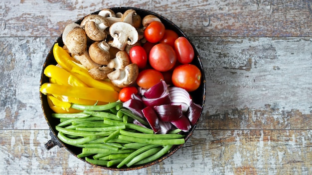 Vegetais coloridos crus em uma panela