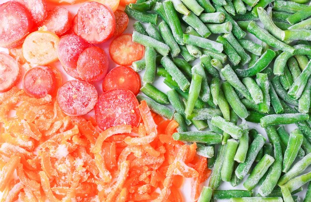 Vegetais coloridos, tomates, feijões, pimentões congelados