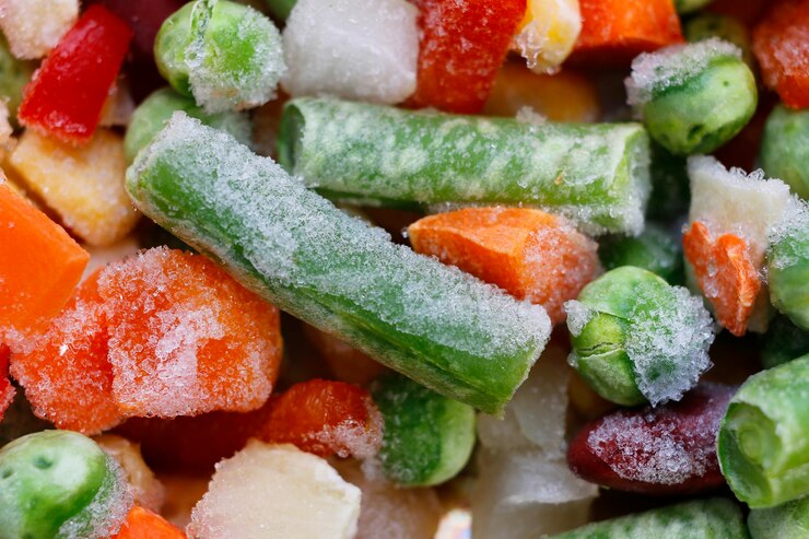 Vegetais congelados coloridos e brilhantes misturam macro mexicano