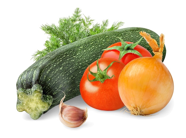 Vegetais crus (abobrinha, tomate, cebola, alho e endro) isolados no espaço em branco