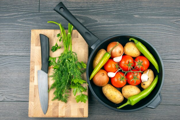 Vegetais crus antes de cozinhar para fritar e refogar em uma panela