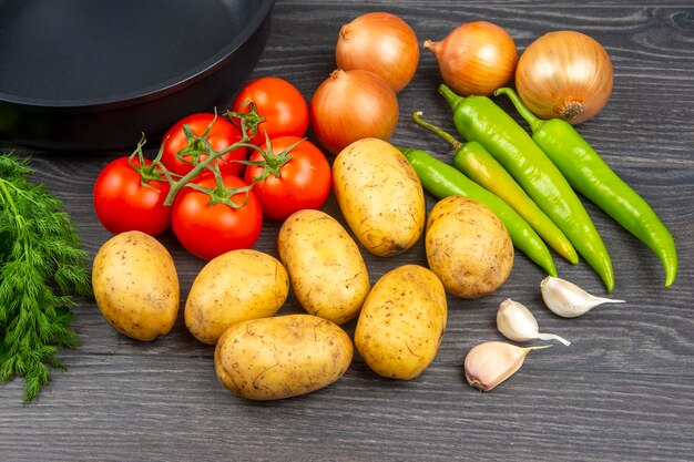 Vegetais crus antes de cozinhar para fritar e refogar em uma panela