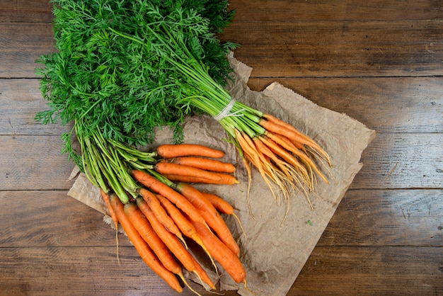 Foto vegetais crus em uma mesa de madeira, com tecido rústico