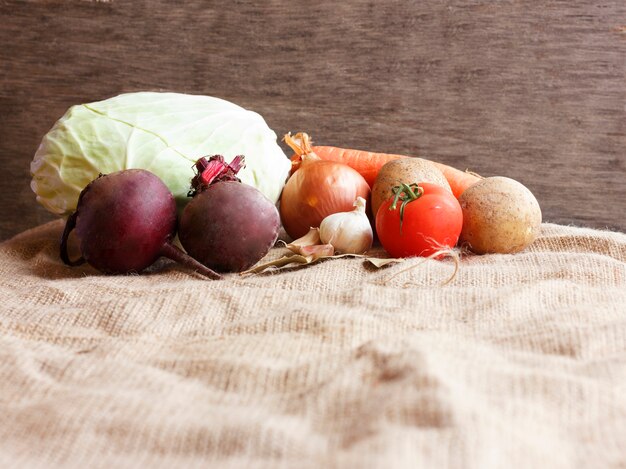 Vegetais crus para o borscht da sopa da beterraba.