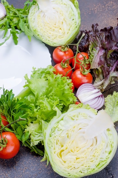 Vegetais crus para salada em torno de chapa