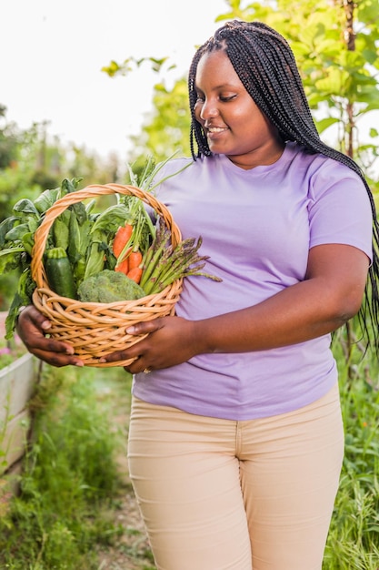 Vegetais de alimentos orgânicos com mão cubanos latinos jardinagem na sustentabilidade da natureza urbana