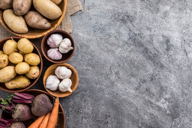 Foto vegetais de cópia-espaço em tigelas