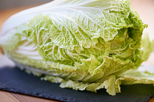 Vegetais de repolho e close-up para plantas comestíveis Colheita e folhas frescas para alimentos e produtos crus para dieta Nutrição verde ou orgânica saudável com vitaminas para fibra em salada com antioxidante