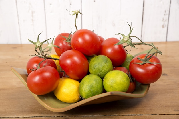 Vegetais diferentes apresentados em um belo apartamento