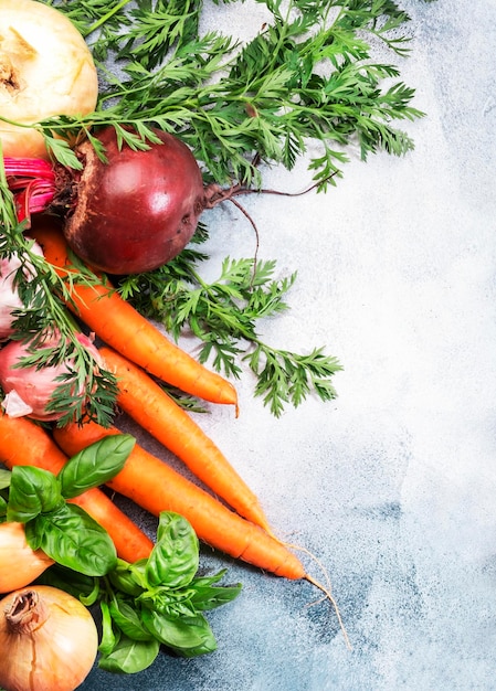 Vegetais e ervas frescas de raiz Comida saudável conceito de cozinha de outono Fundo cinza com espaço negativo Vista superior