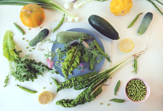 Foto vegetais e ervas orgânicas sazonais frescas para cozinhar o conceito de comida saudável de almoço vegetariano